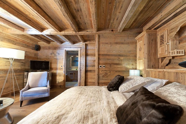 chambre-coucher-rustique-plafond-mur-bois-coussins