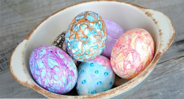 colorer des œufs de Pâques crayons-pastels-enfants-3-ans