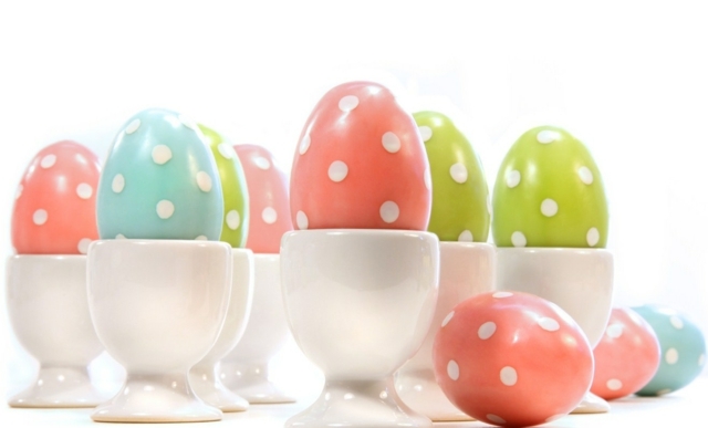 colorer des œufs de Pâques pois-peinture-acrylique