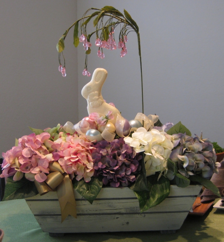 composition florale Pâques-bac-bois-hortensias-lapin