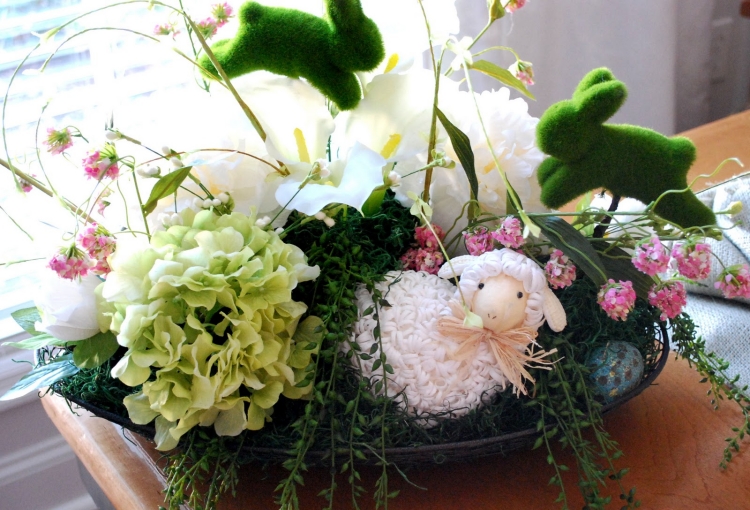 composition florale Pâques-hortensia-lapins-mousse-mouton