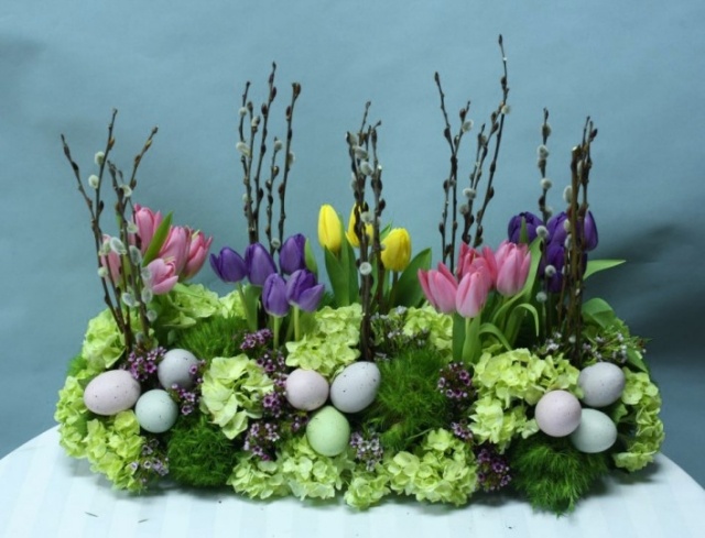 composition-florale-Pâques-hortensias-chatons-saule-tulipes-oeufs