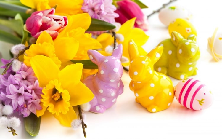 composition florale Pâques-jacinthes-jonquilles-lapins