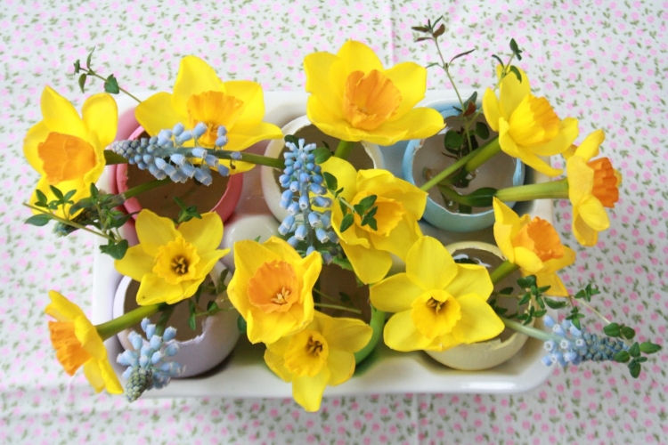 composition florale Pâques-narcisses-coquilles-oeufs