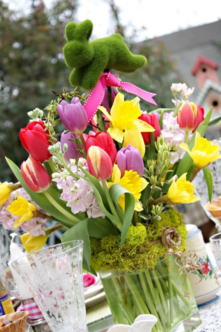 composition florale Pâques-tulipes-narcisses-lapin-mousse