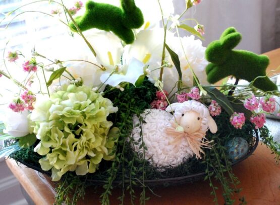 composition florale Pâques-hortensia-lapins-mousse-mouton