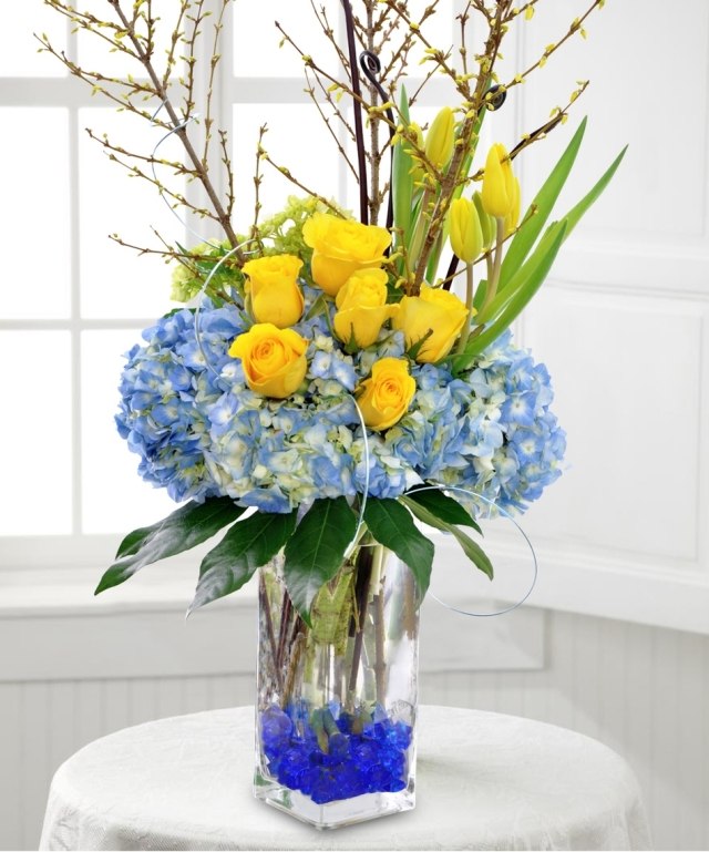 composition-florale-hortensias-bleus-tulipes-jaunes