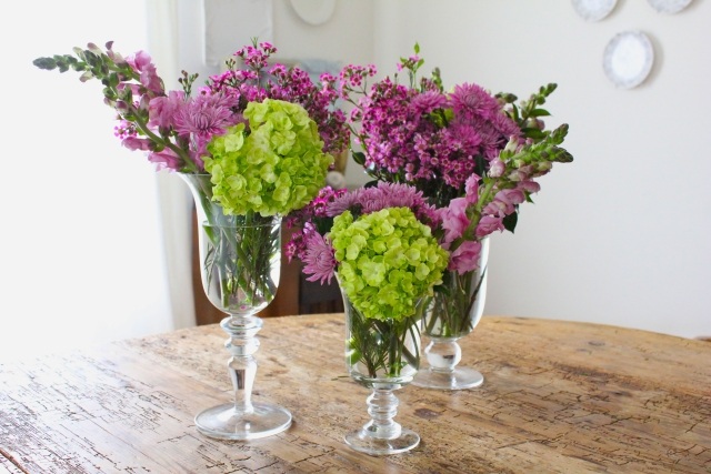 composition-florale-hortensias-verres-vin-vintage
