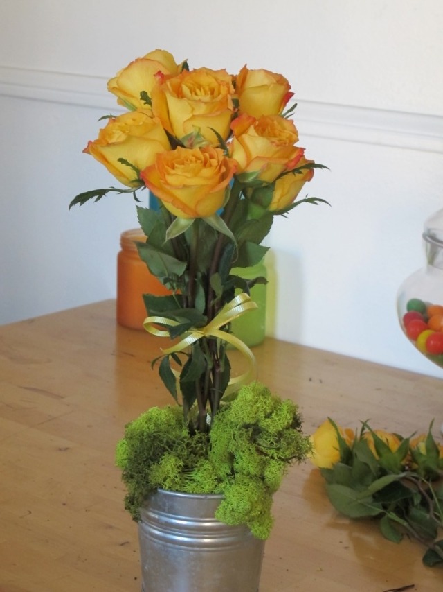 composition-florale-roses-jaunes-mousse-verte-seau