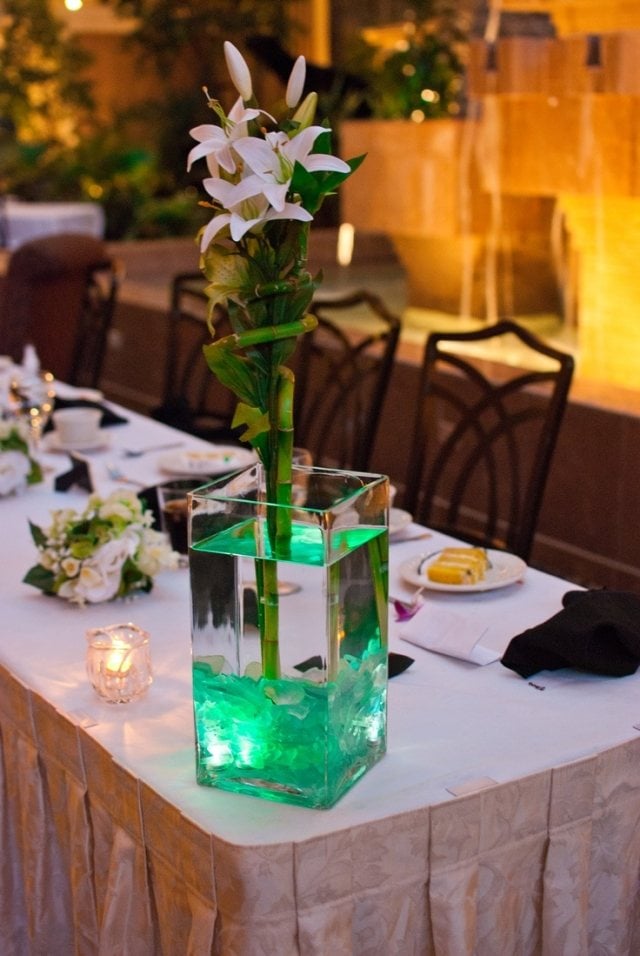 composition-florale-table-bambou-déco-lys-blanc