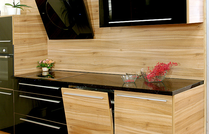 comptoir-cuisine-quartz-noir-armoires-bois-clair comptoir cuisine