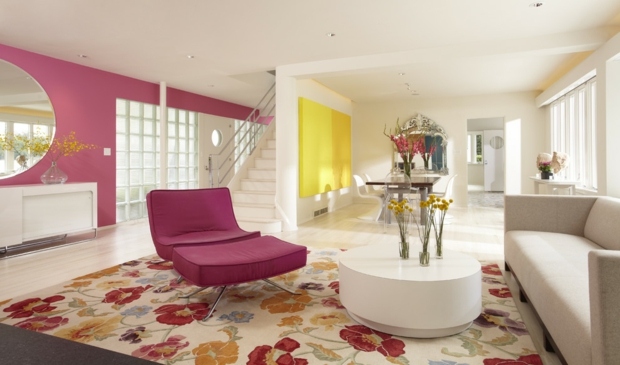 couleur de peinture pour salon framboise-blanc-meubles-tapis