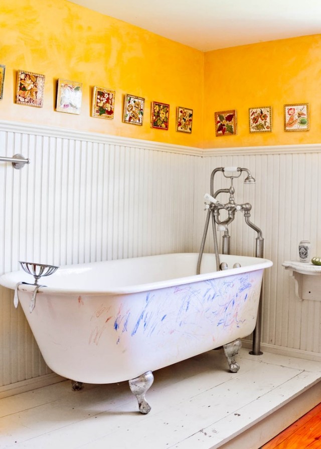 couleur-salle-bain-blanc-jaune-baignoire