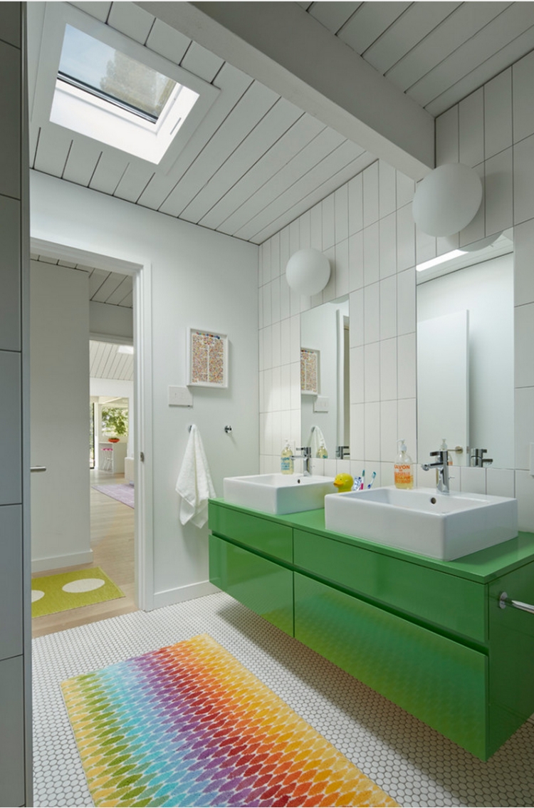 couleur-salle-bain-blanc-meuble-vasque-vert-tapis-multicolore