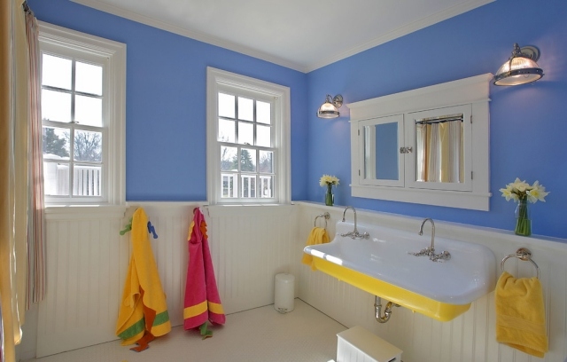 couleur-salle-bain-bleu-blanc-accents-roses couleur salle de bain