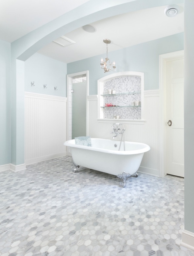 couleur-salle-bain-bleu-pâle-carrelage-baignoire