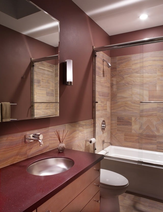 couleur-salle-bain-murs-marron-comptoir-bordeaux couleur salle de bain