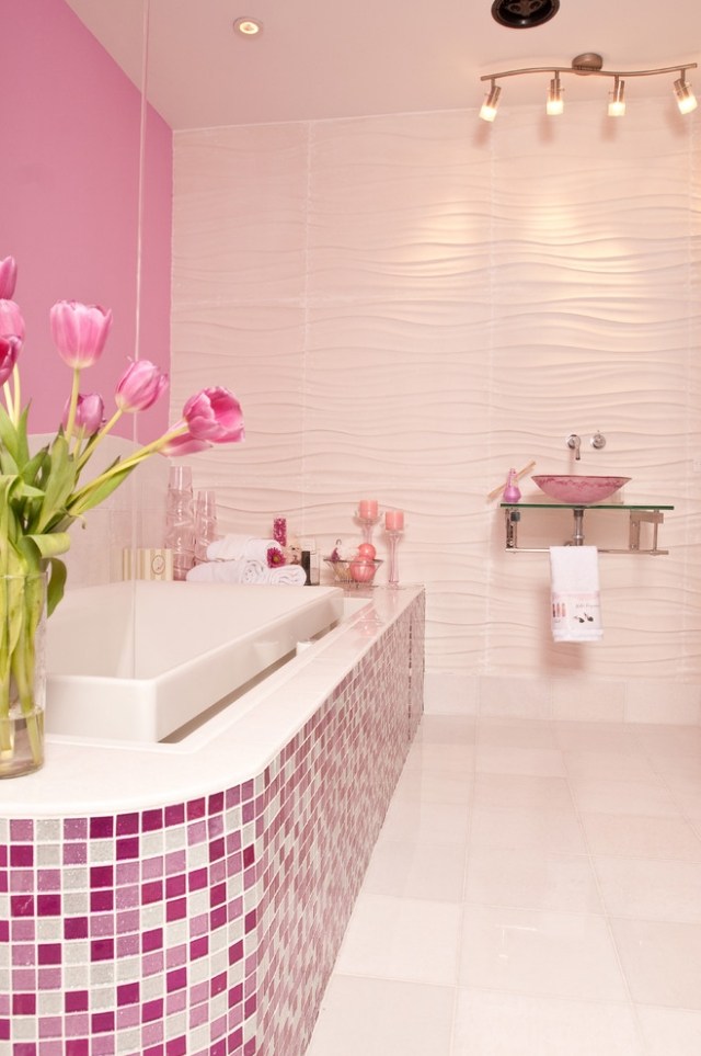 couleur-salle-bain-murs-roses-mosaique-blanc-rose couleur salle de bain