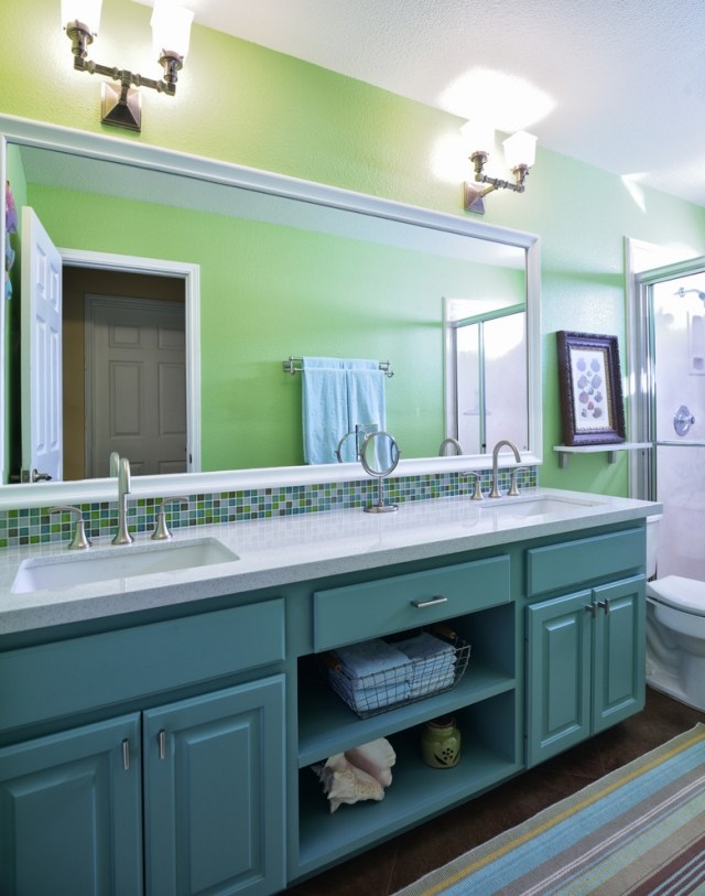 couleur-salle-bain-murs-vert-anis-meuble-vasque-bleu couleur salle de bain