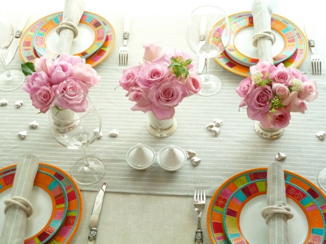 déco-de-table-Paques-bouquet-rose-assiette-rond-serviette