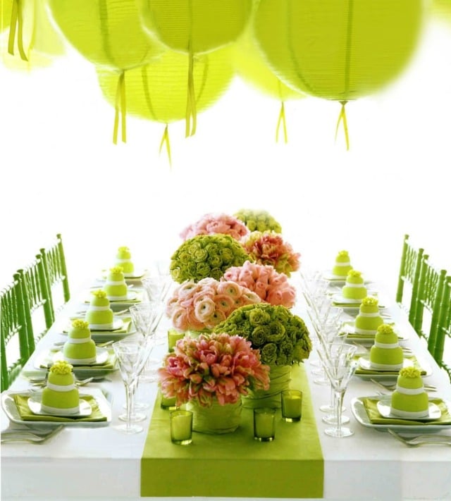 déco-de-table-fleurs-nappe-verte-gateaux