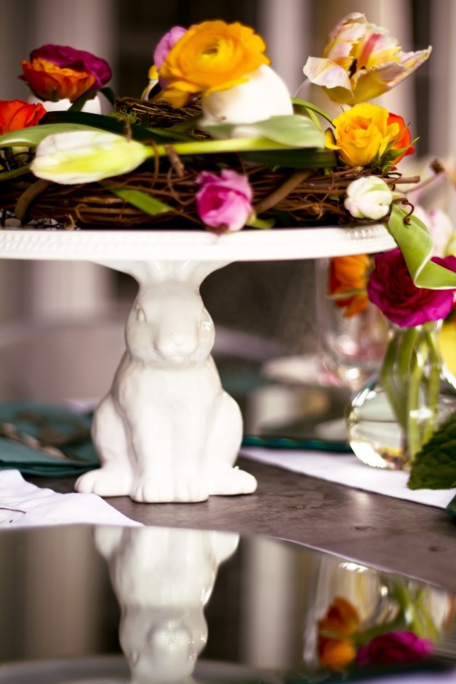 déco-de-table-pâques-plateau-forme-lapin-fleurs