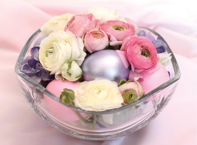 déco-de-table-rose-oeufs-multicolores