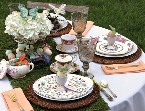 déco-table-Pâques-assiettes-motifs-papillons-fleurs déco de table
