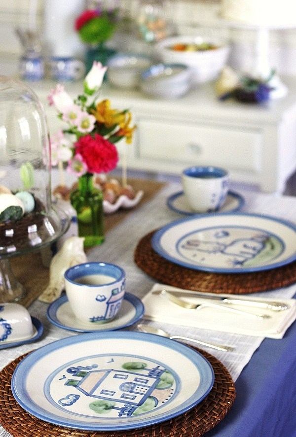 déco-table-Pâques-vaisselle-peinte-motifs-fleurs déco de table