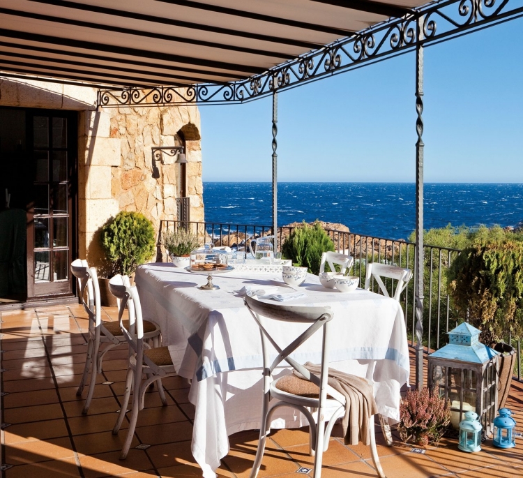 déco-terrasse-toscane-chaises-bois-table-plantes-vue-mer