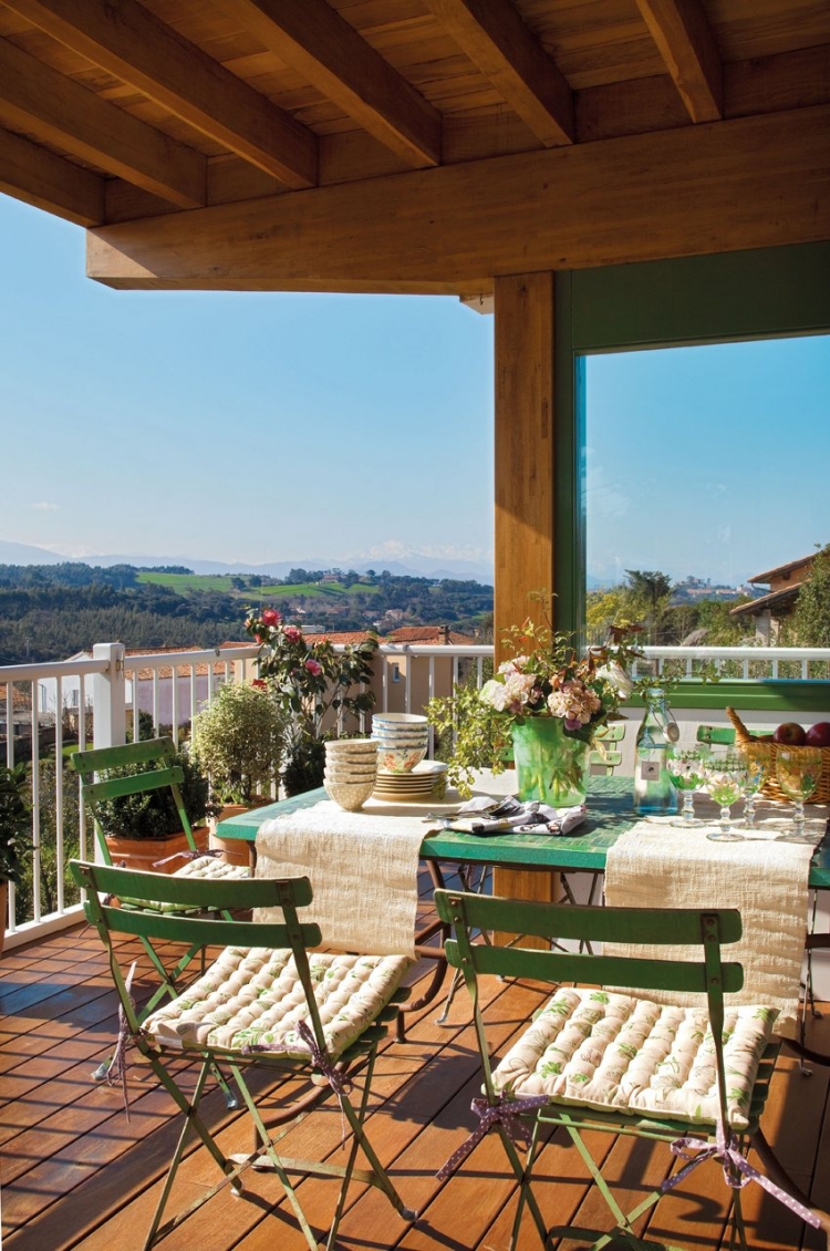 déco-terrasse-toscane-chaises-fer-vertes-fleurs-table