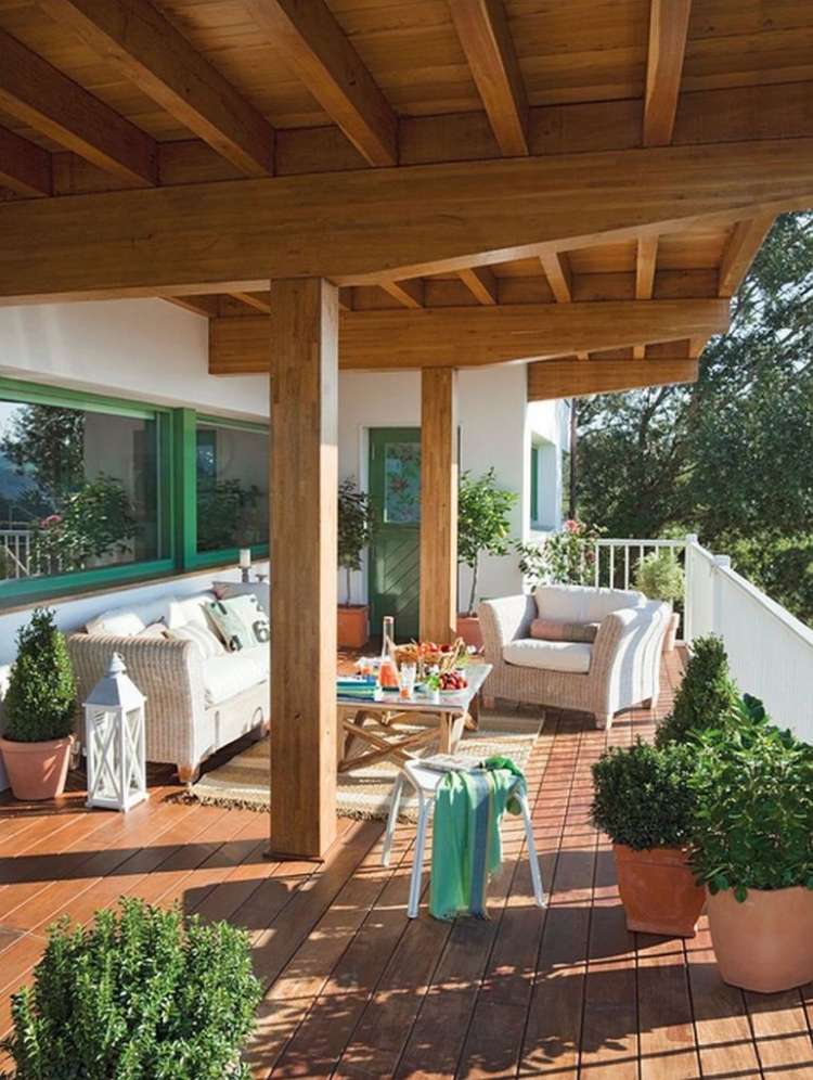 déco-terrasse-toscane-mobilier-rotin-clair-table-bois déco terrasse