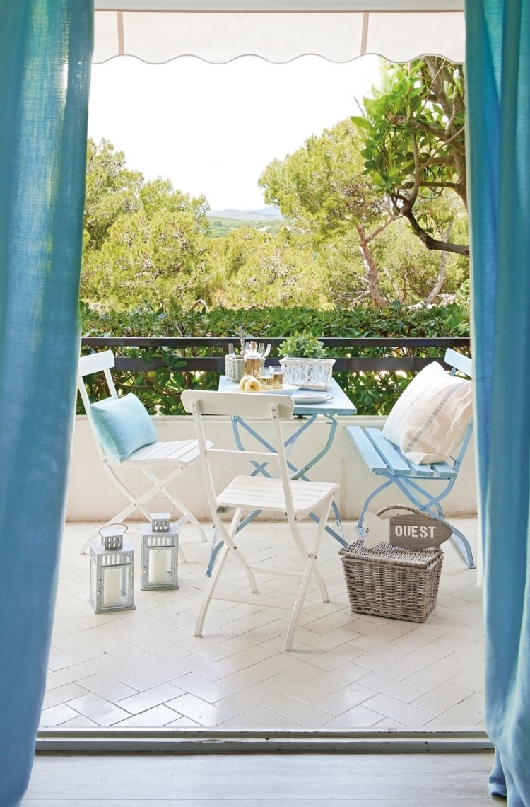 déco-terrasse-toscane-rideaux-bleurs-chaises-banc-bois déco terrasse