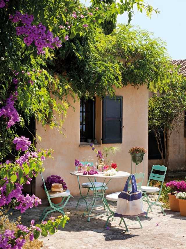 déco-terrasse-toscane-table-fer-bleu-clair-arbustes déco terrasse