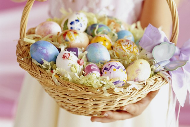 décoration-Pâques-corbeille-oeufs-multicolores décoration de Pâques