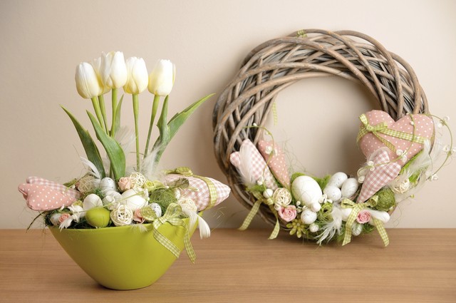 décoration-Pâques-couronne-branchettes-oeufs-tulipes