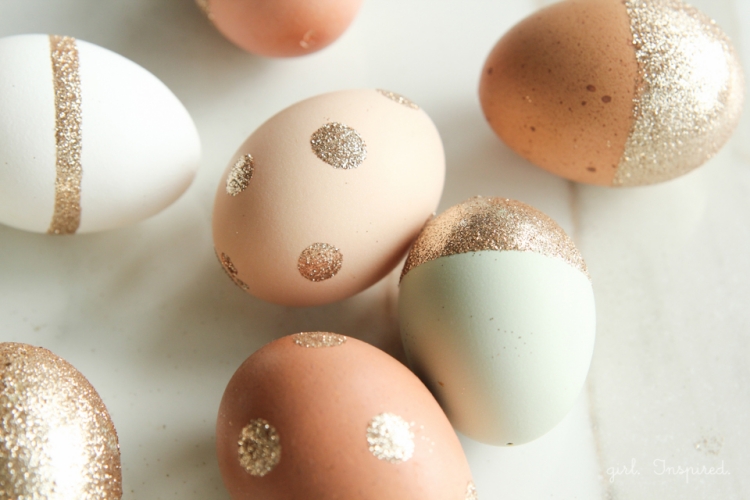 décoration-Pâques-fabriquer-enfants-œufs-paillettes-motifs
