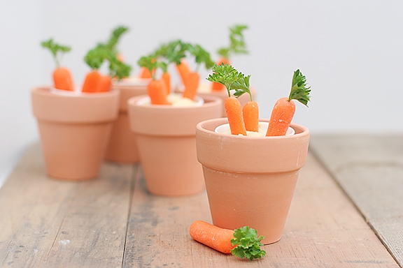 décoration-de-Pâques-idée-originale-carottes-pot-fleurs