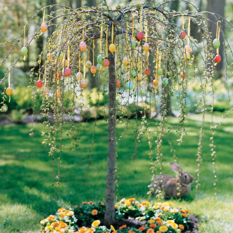 décoration de Pâques idée-originale-jardin-lapin-oeufs-multicolores