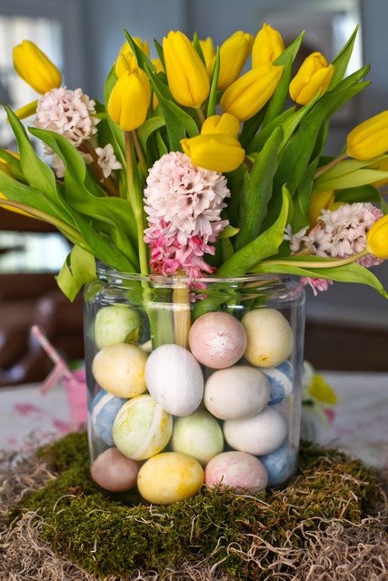 décoration-de-Pâques-idée-originale-oeufs-tulipes-jaunes