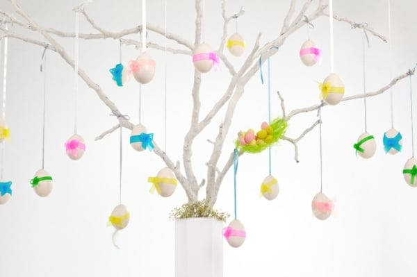 décoration de Pâques idee-superbe-table-arbre-oeufs-multicolores
