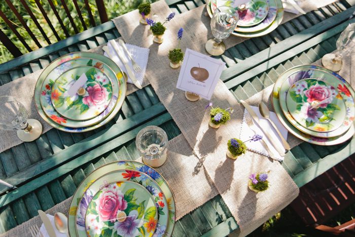 décoration-de-Pâques-idee-superbe-table-assiettes-motifs-floraux