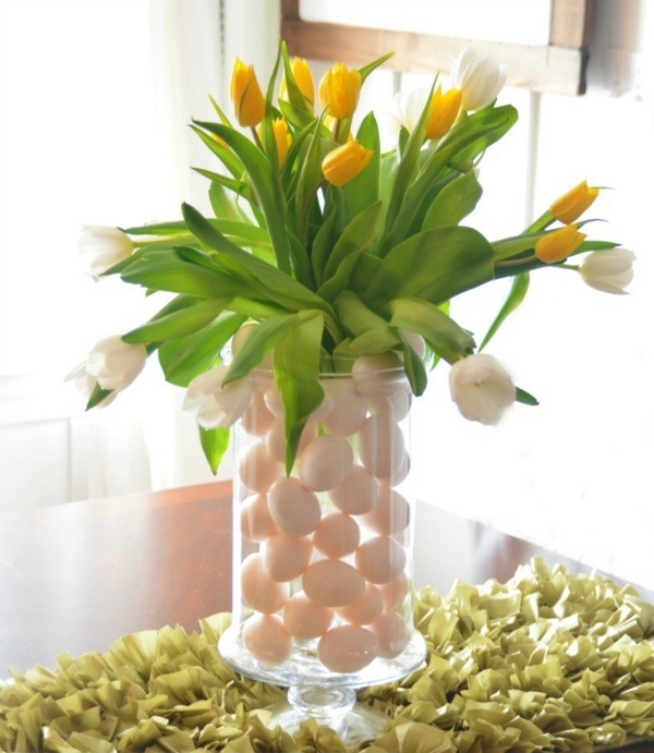 décoration de Pâques idee-superbe-table-vase-oeufs-tulipes