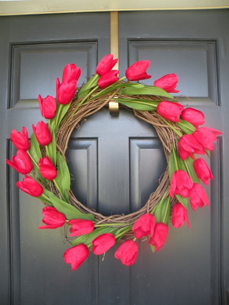 décoration-printemps-tulipes-rouges-branches-couronne décoration printemps