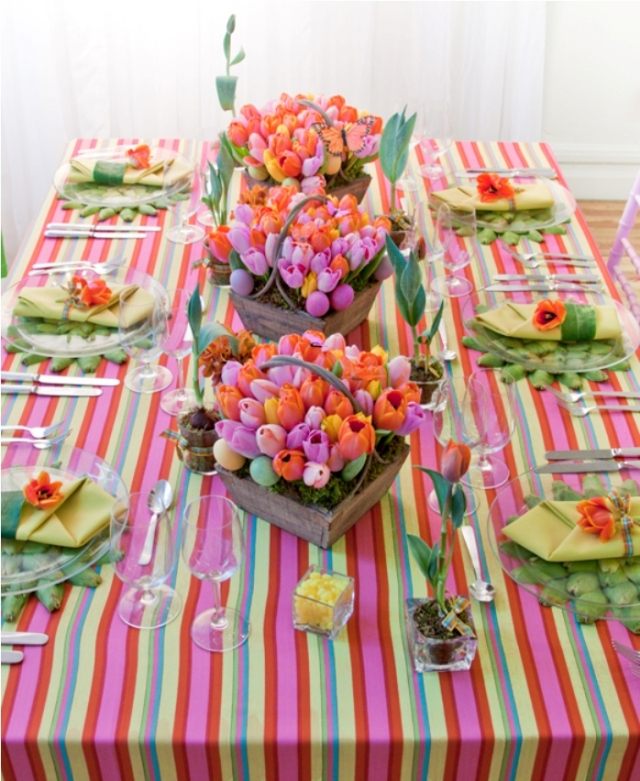 décoration-table-Pâques-arrangements-floraux-tulipes-nappe-rayures