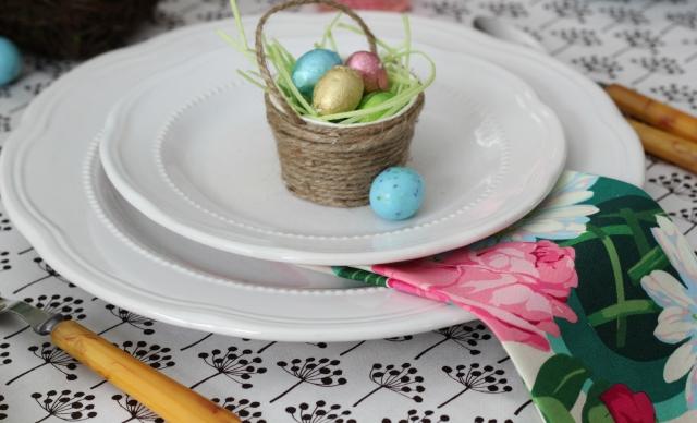 décoration-table-Pâques-corbeille-oeufs-chocolat