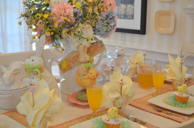 décoration-table-Pâques-figurines-bouquet-fleurs