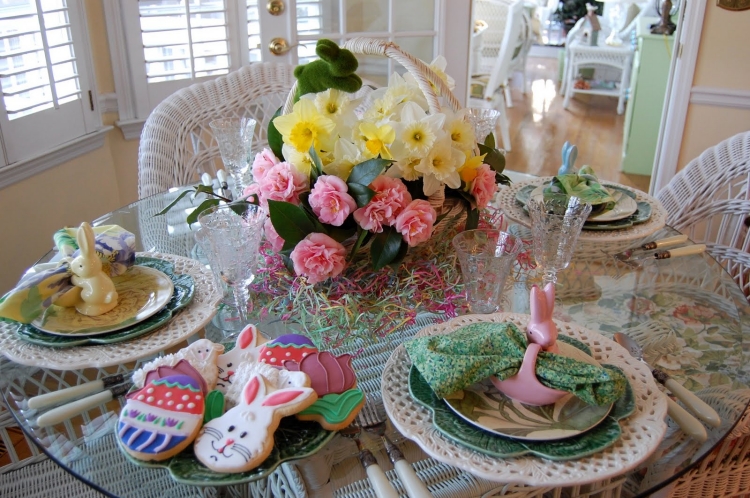 décoration-table-Pâques-fleurs-biscuits-lapins
