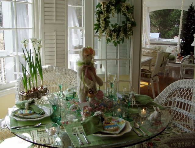 décoration-table-Pâques-lapin-décoratif-fleurs-serviettes-vertes