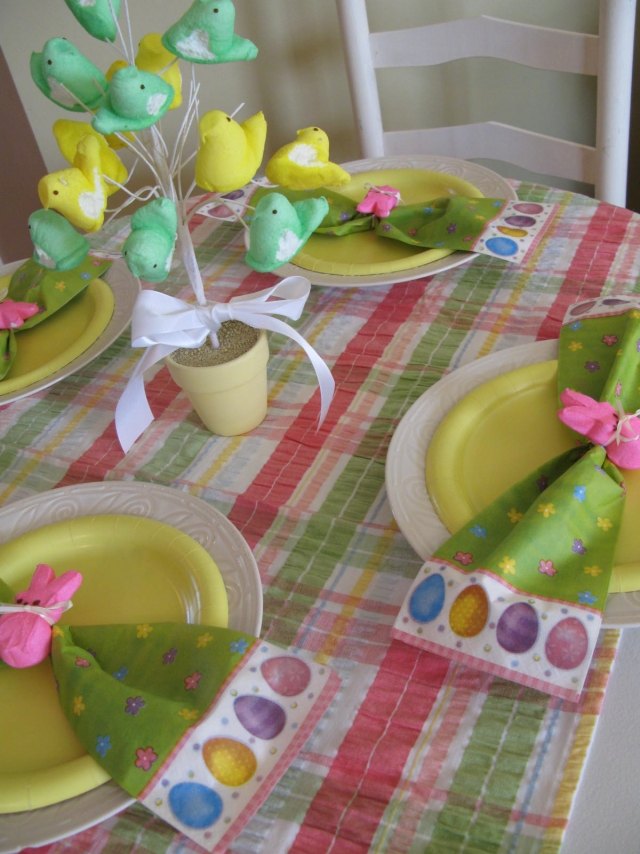 décoration-table-Pâques-nappe-rayures-oiseaux